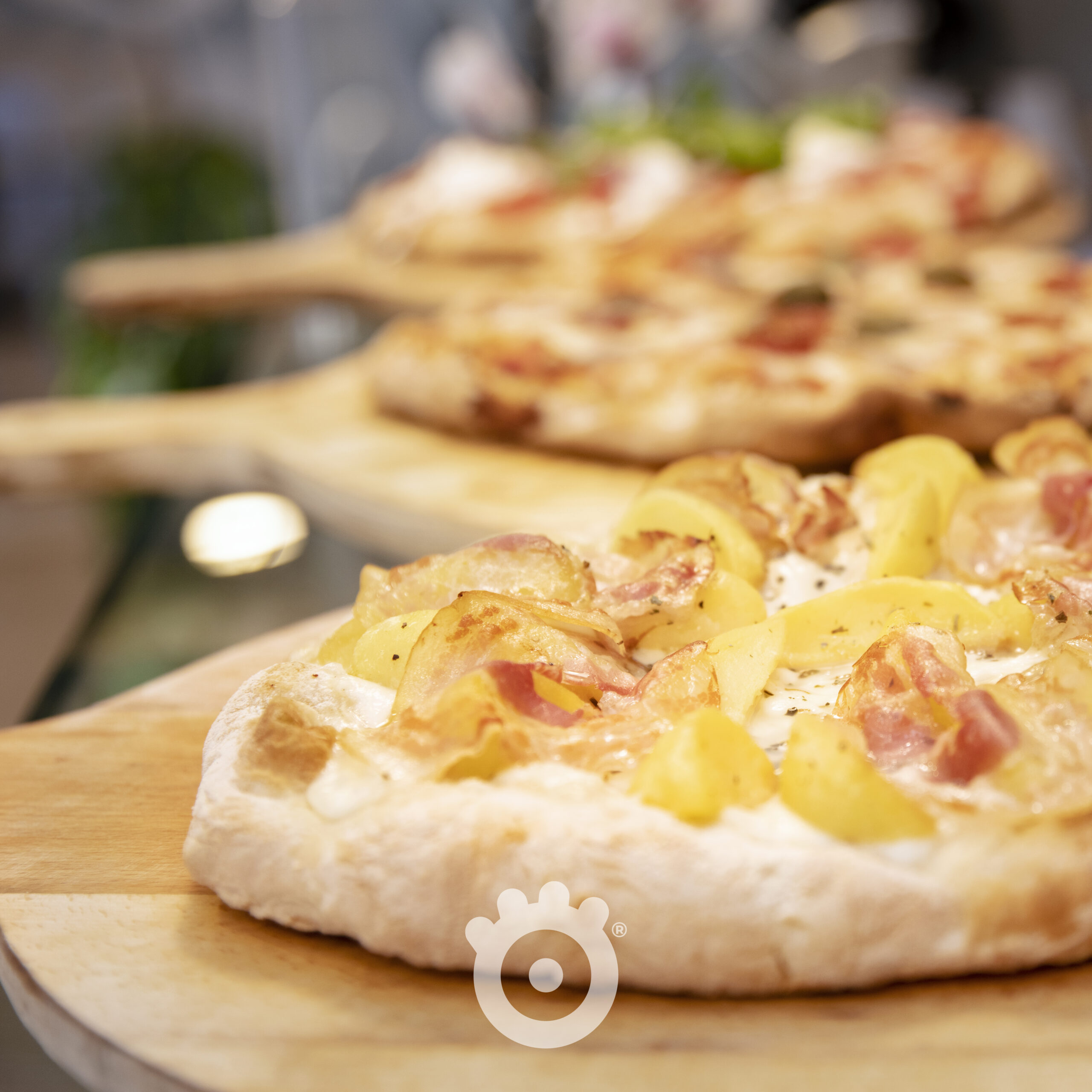 Pizza patate, mozzarella e guanciale croccante - Food photography